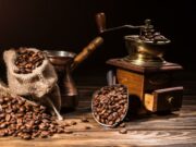 Wyłączne gatunki kawy: drogie ziarna, porównywalne z złotem