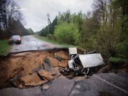Tragedia na drodze: Pasazerski mikrobus spadl w przepasc, dwoje ofiar