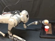 Innowacyjny robot LocoMan: Sześć końcówek do manipulacji