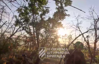 Epicki film z walki na Ukrainie: ogień z karabinu maszynowego i natarcie ukraińskich wojsk