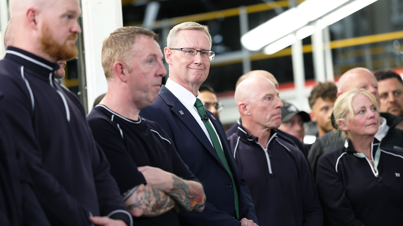 Jaguar Land Rover uruchamia program dobrowolnych odejść w ramach cięć kosztów o wartości 2,3 mld USD